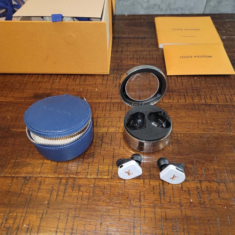 Louis Vuitton Horizon Earbuds, White with Iconic Gold Monograms Complete Set EUC